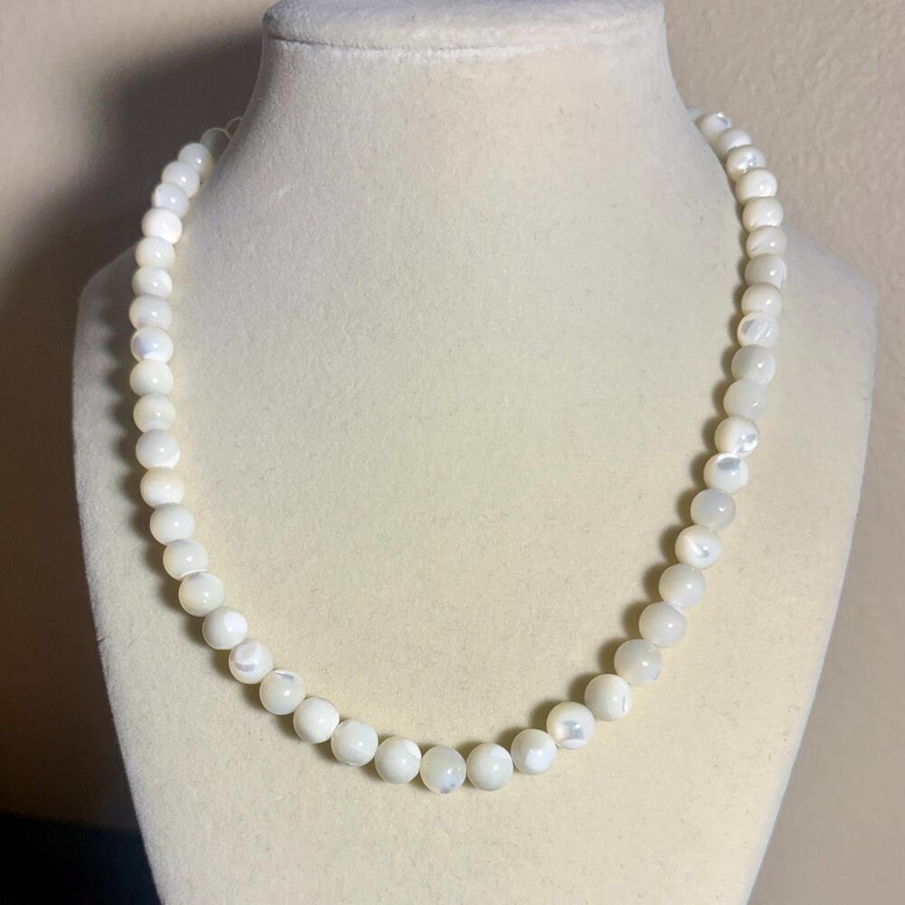 Cream Gray Swirl Marble Bead Necklace – 1980s Retro Gold Tone Clasp